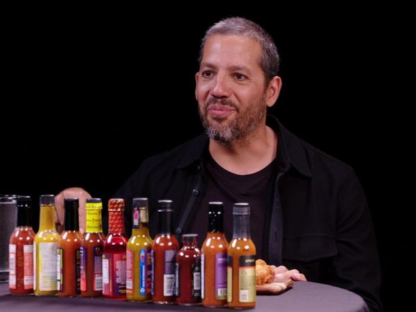 Hot Ones - David Blaine Does Magic While Eating Spicy Wings