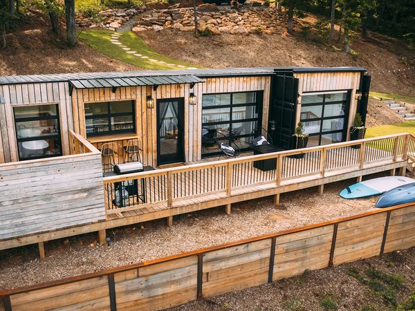 Tiny BNB - Decked-Out Destinations
