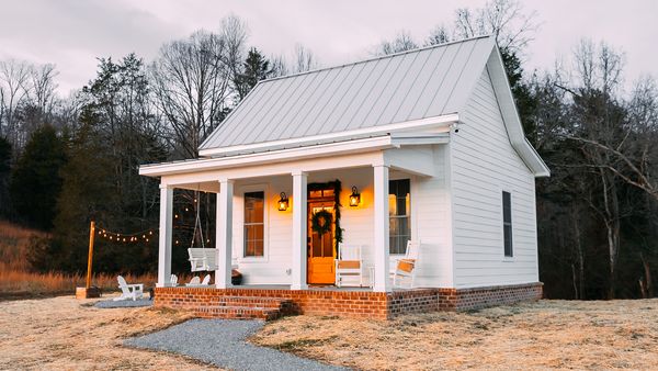 Tiny BNB - White Farmhouse, Black Cabin