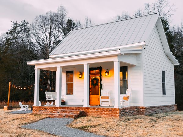 Tiny BNB - White Farmhouse, Black Cabin