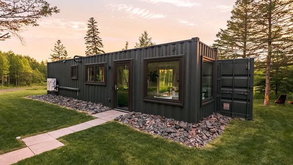 Tiny BNB - Contemporary Containers