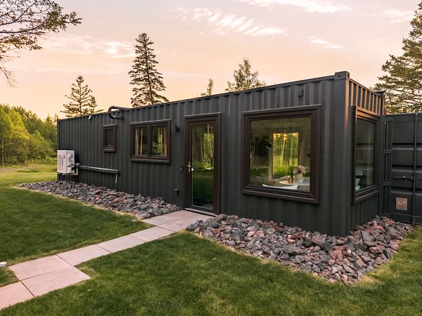 Tiny BNB - Contemporary Containers