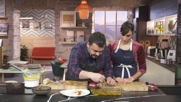 A Bocados - Salmon Marinado Con Mantequilla De Anchoas Y Bearnesa