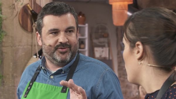 A Bocados - Alchichas Encebolladas Al Vino Blanco Con Pure De Patatas Y Apio