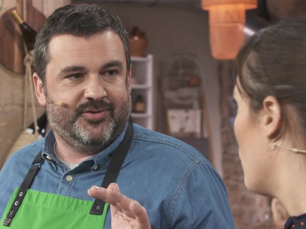 A Bocados - Alchichas Encebolladas Al Vino Blanco Con Pure De Patatas Y Apio