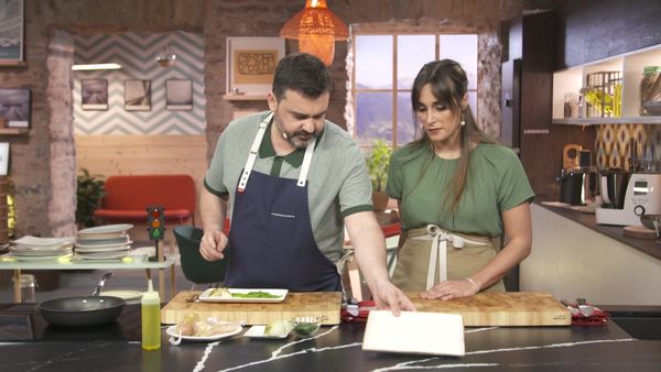 A Bocados - Cocinan Rulo De Pollo Con Tirabeques Salteados