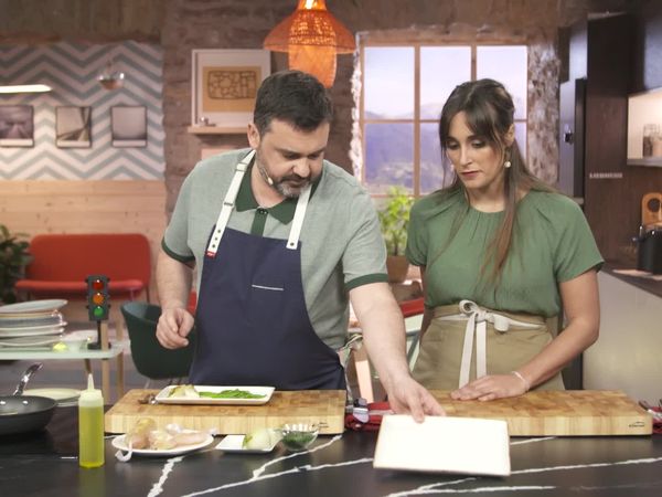 A Bocados - Cocinan Rulo De Pollo Con Tirabeques Salteados