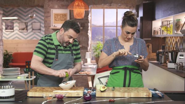 A Bocados - Kokotxas De Bacalao Al Pil Pil Sobre Morron Asado