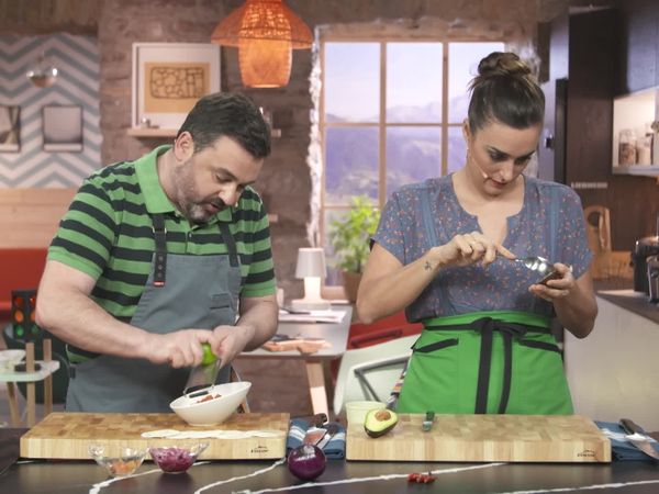 A Bocados - Kokotxas De Bacalao Al Pil Pil Sobre Morron Asado