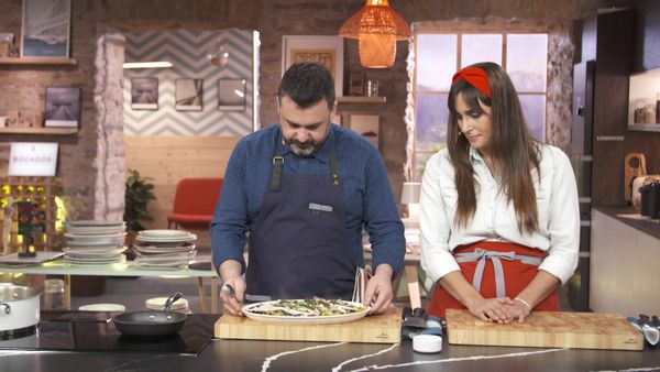 A Bocados - Verdel Asado Con Verduras Escabechadas Y Oliv A Negra