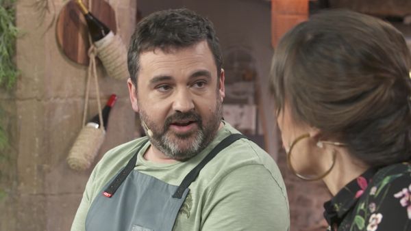 A Bocados - Chuleta De Cerdo Empanada Con Espinacas Salteadas