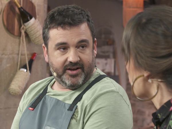 A Bocados - Chuleta De Cerdo Empanada Con Espinacas Salteadas