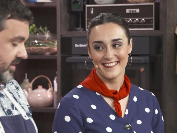A Bocados - Rabo Guisado Con Cebollitas Y Manzana