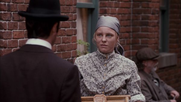 Los Misterios de Murdoch - Murdoch con ropa de mujer