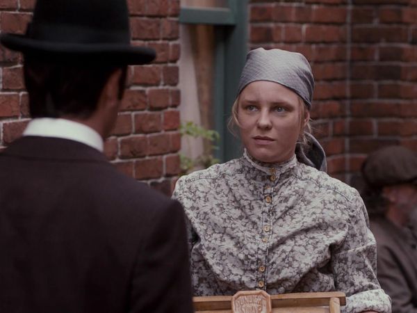 Los Misterios de Murdoch - Murdoch con ropa de mujer