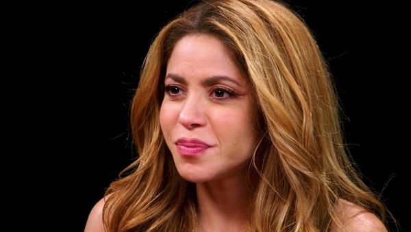 Hot Ones - Shakira Howls Like a She-Wolf While Eating Spicy Wings