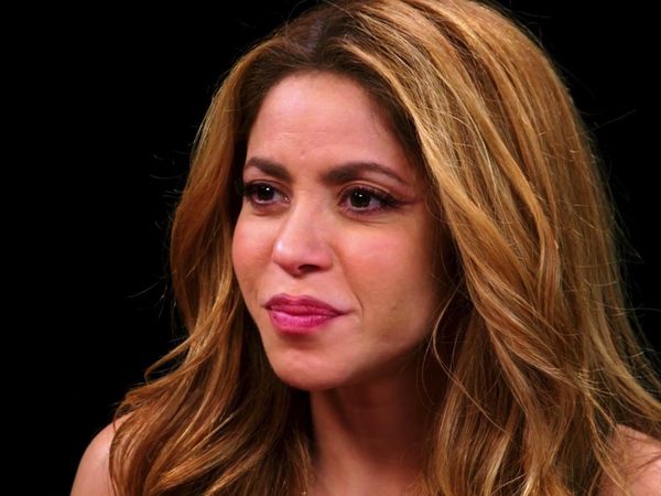 Hot Ones - Shakira Howls Like a She-Wolf While Eating Spicy Wings