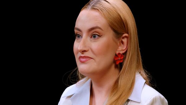 Hot Ones - Amelia Dimoldenberg Goes on a Date with Spicy Wings