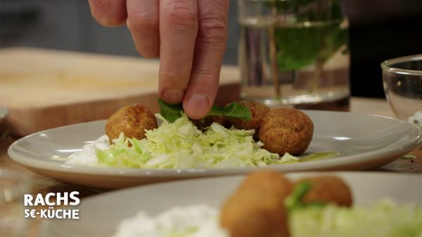 Rachs 5€-Küche - Falafel mit Spitzkohlsalat