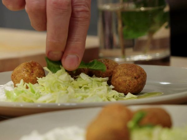 Rachs 5€-Küche - Falafel mit Spitzkohlsalat