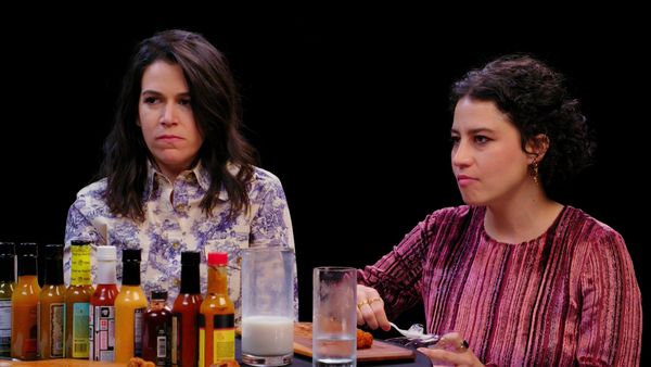 Hot Ones - Abbi and Ilana of "Broad City" Go Numb While Eating Spicy Wings