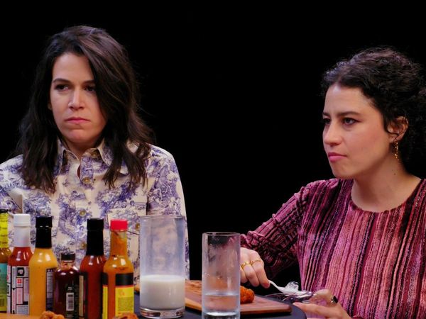 Hot Ones - Abbi and Ilana of "Broad City" Go Numb While Eating Spicy Wings