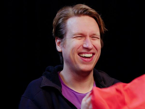 Hot Ones - Pete Holmes Does Improv While Eating Spicy Wings