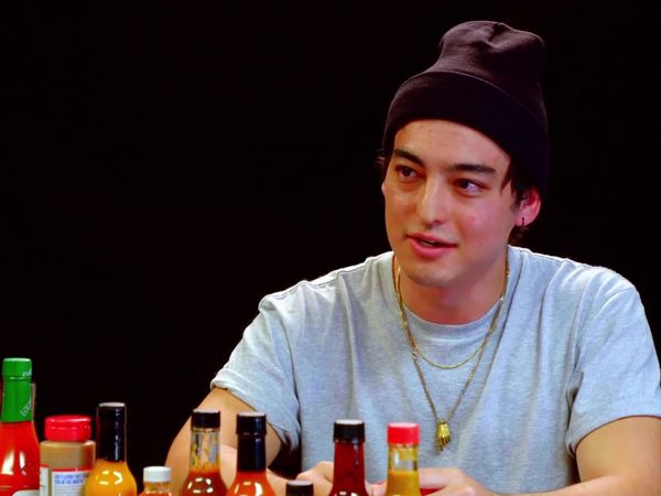 Hot Ones - Joji Sets His Face on Fire While Eating Spicy Wings