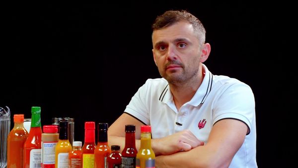 Hot Ones - Gary Vaynerchuk Tests His Mental Toughness While Eating Spicy Wings