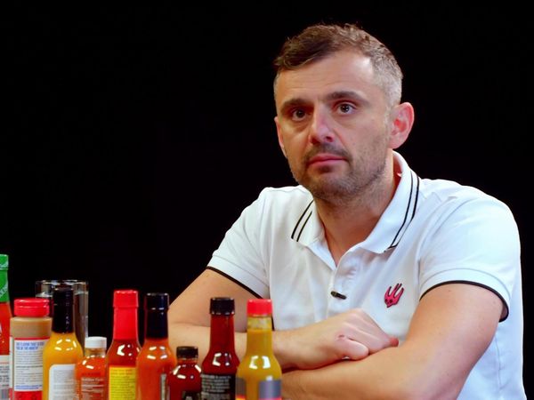 Hot Ones - Gary Vaynerchuk Tests His Mental Toughness While Eating Spicy Wings