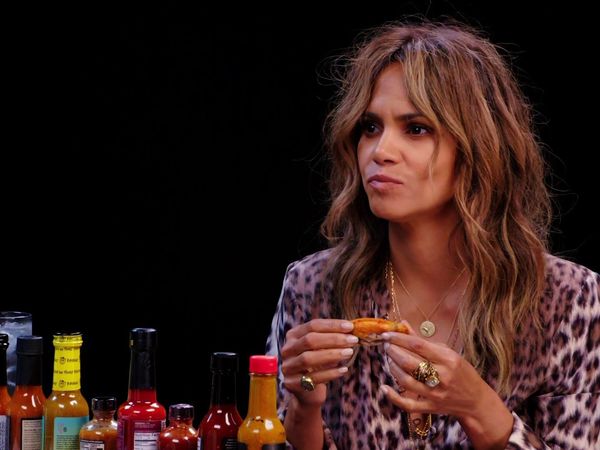 Hot Ones - Halle Berry Refuses to Lose to Spicy Wings