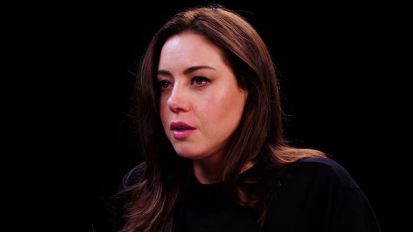 Hot Ones - Aubrey Plaza Snorts Milk While Eating Spicy Wings