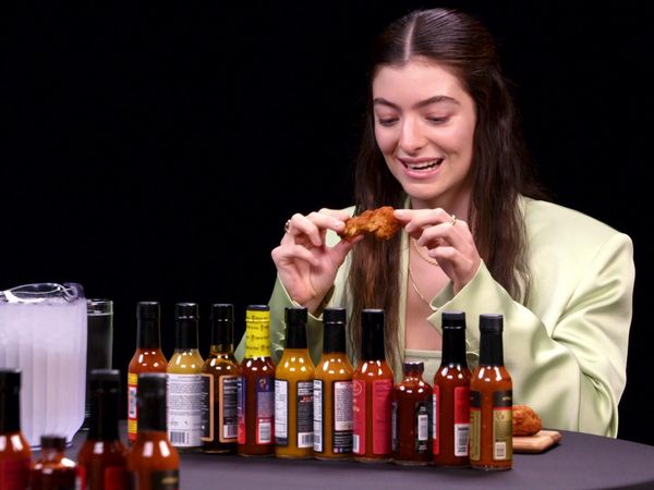 Hot Ones - Lorde Drops the Mic While Eating Spicy Wings