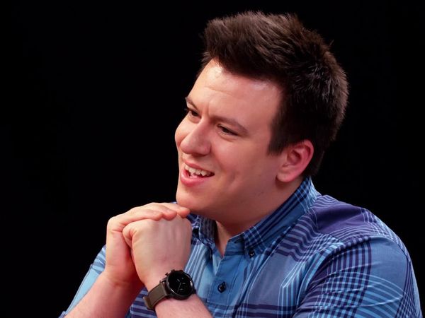 Hot Ones - Philip DeFranco Sets a YouTube Record While Eating Spicy Wings