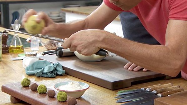 Torres en la Cocina - Albondigas de Calamar y Trufas con Aguacate