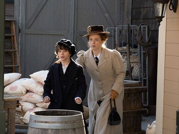 Murdoch Mysteries - The Things We Do for Love Part 1