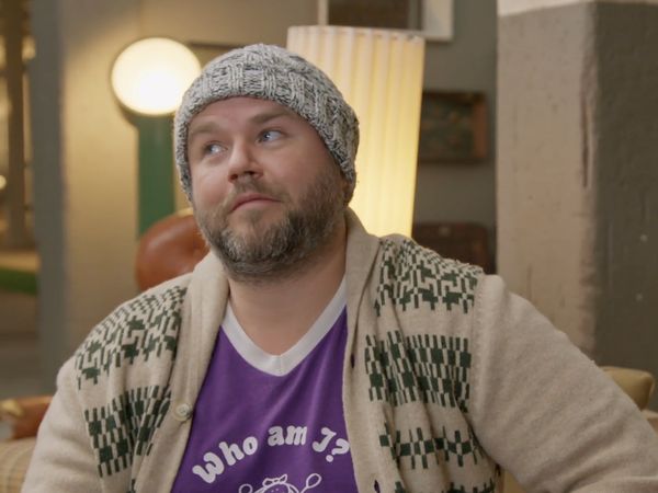 Deadbeat - Tisch für Sue
