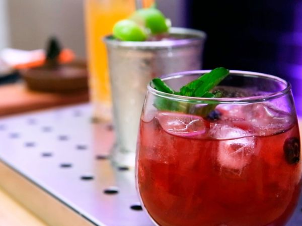 Studio Bar - Don Santiago Bramble y Spritz Mandarine Pisco mule