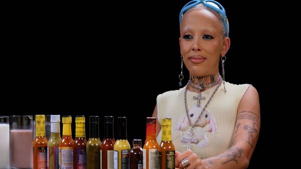 Hot Ones - Doja Cat Is Doing Great While Eating Spicy Wings