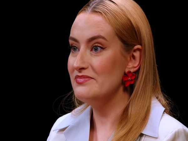 Hot Ones - Amelia Dimoldenberg Goes on a Date with Spicy Wings
