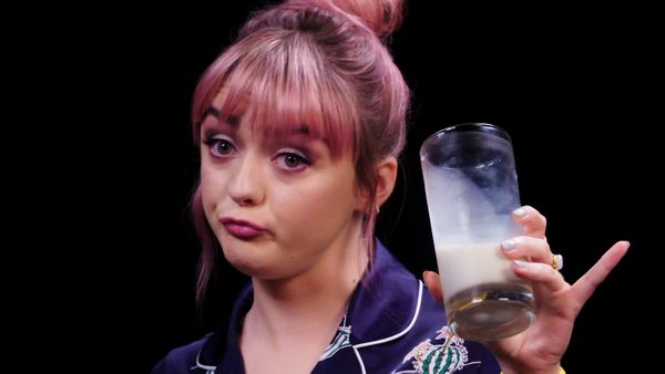 Hot Ones - Maisie Williams Shivers Uncontrollably While Eating Spicy Wings