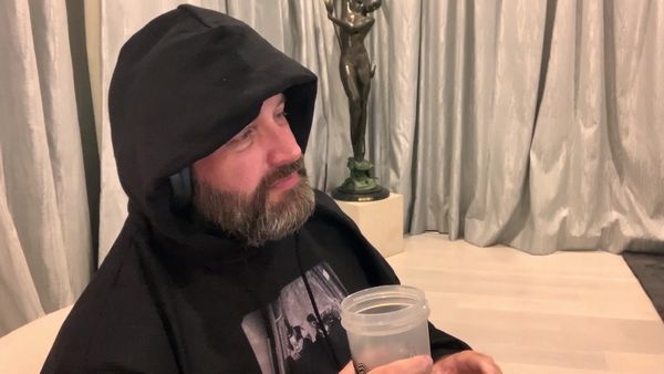 Hot Ones - Tom Segura Keeps It High and Tight While Eating Spicy Wings