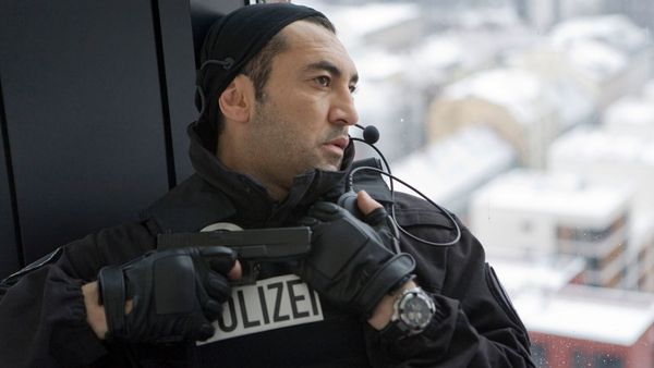Cenk Batu: Agente Encubierto - Compate en casa