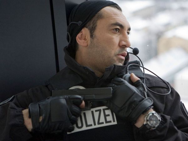 Cenk Batu: Agente Encubierto - Compate en casa
