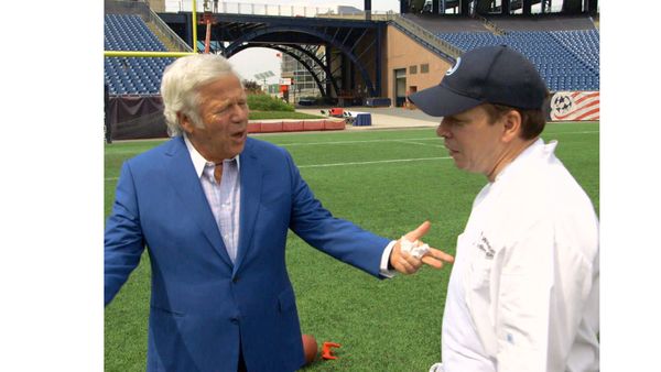 Wahlburgers - Krafting a Patriot Burger