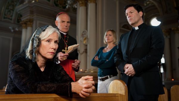 Ihr Auftrag, Pater Castell - Die Priesterin