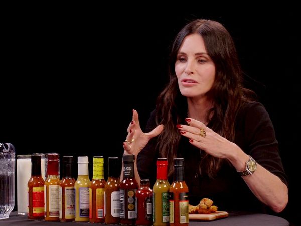 Hot Ones - Courteney Cox Becomes Friends With Spicy Wings