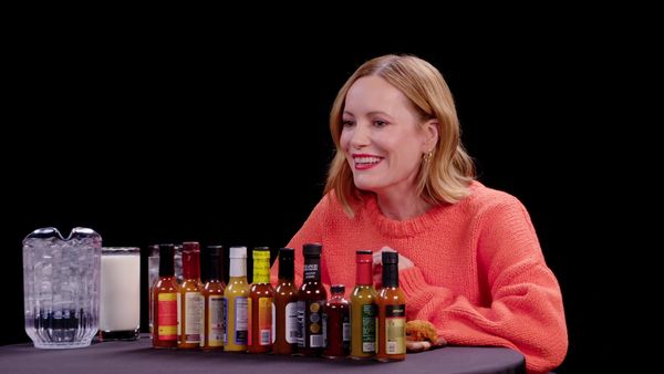 Hot Ones - Leslie Mann Gets Revenge While Eating Spicy Wings