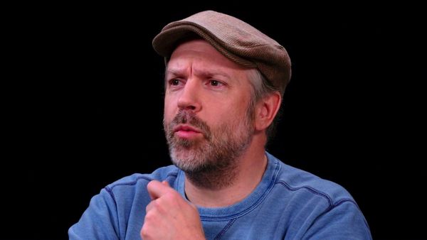 Hot Ones - Jason Sudeikis Embraces Da Bomb While Eating Spicy Wings