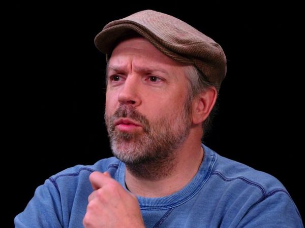 Hot Ones - Jason Sudeikis Embraces Da Bomb While Eating Spicy Wings